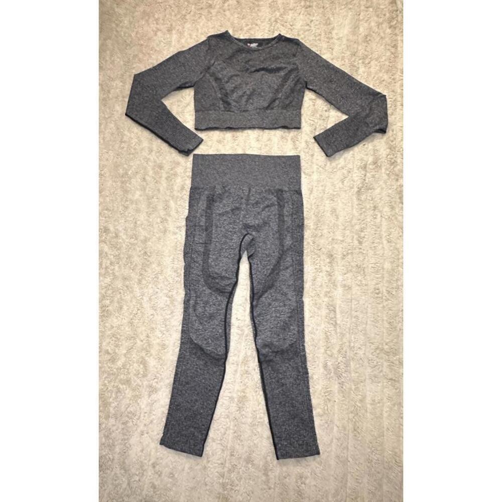 High stretch seamless long sleeve cropped top and leggings set Size Medium